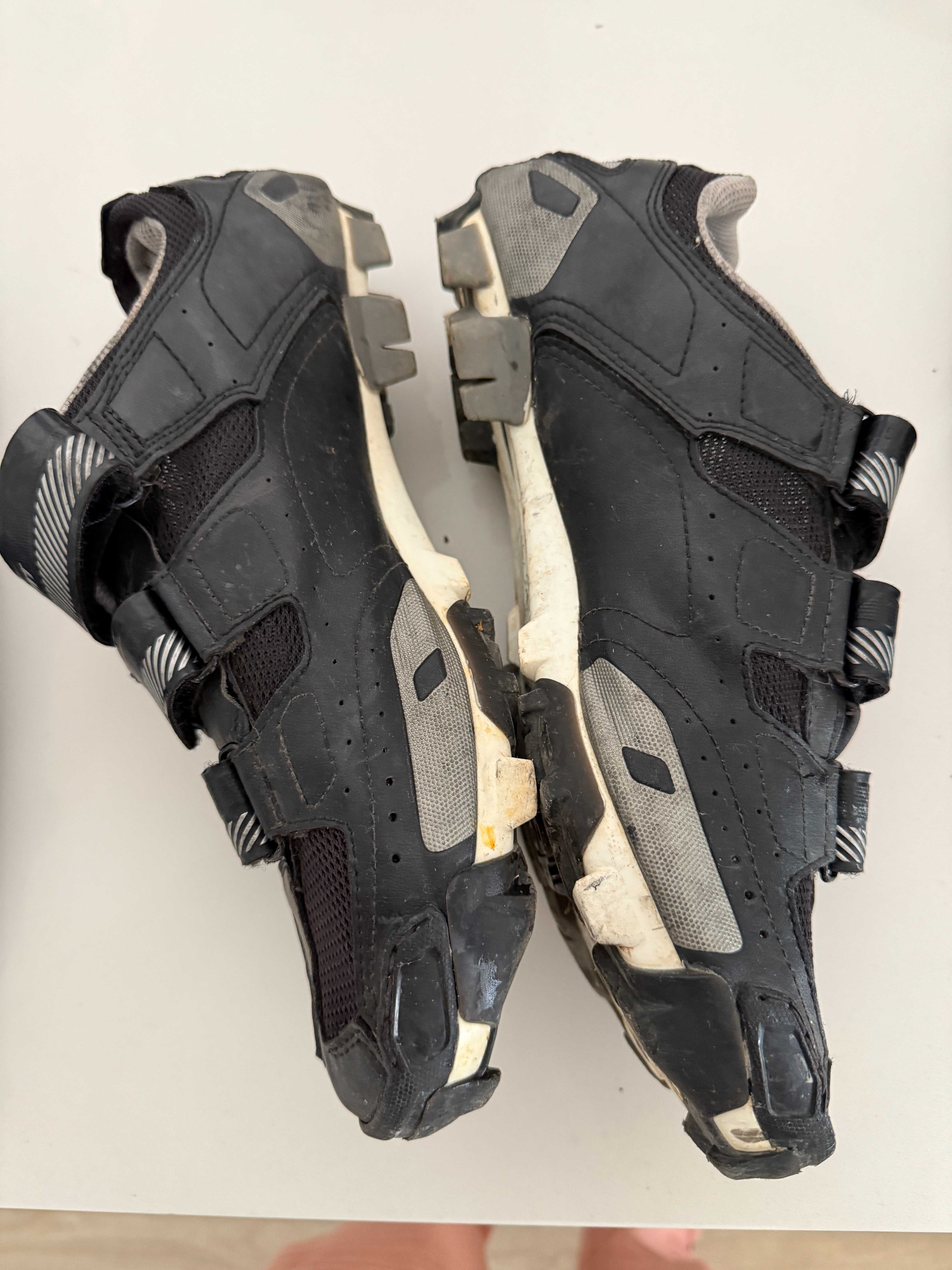 Capacetes e sapatos 43 de ciclismo usados