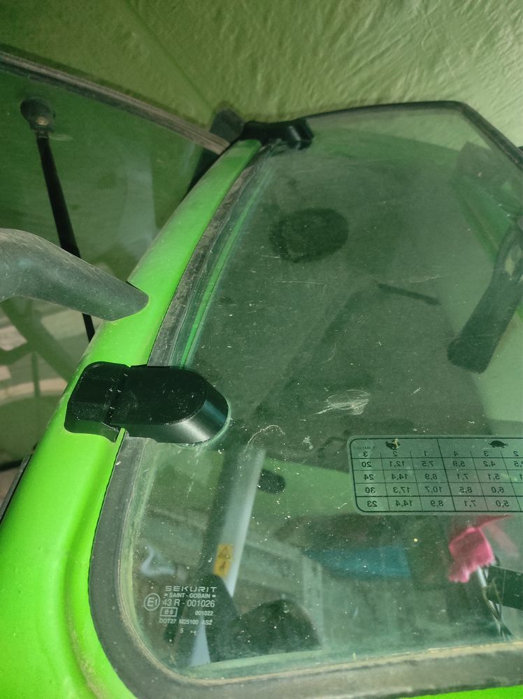 Deutz-Fahr Agrotron zawias szyby bocznej