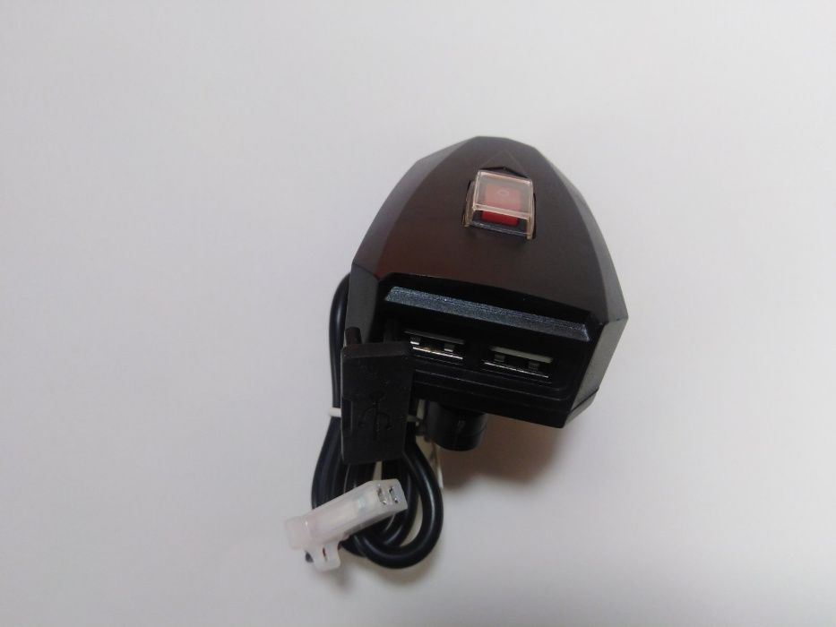 Мотозарядка USB на руль MotoMax YF-142 (зарядное устройство 2,4А)