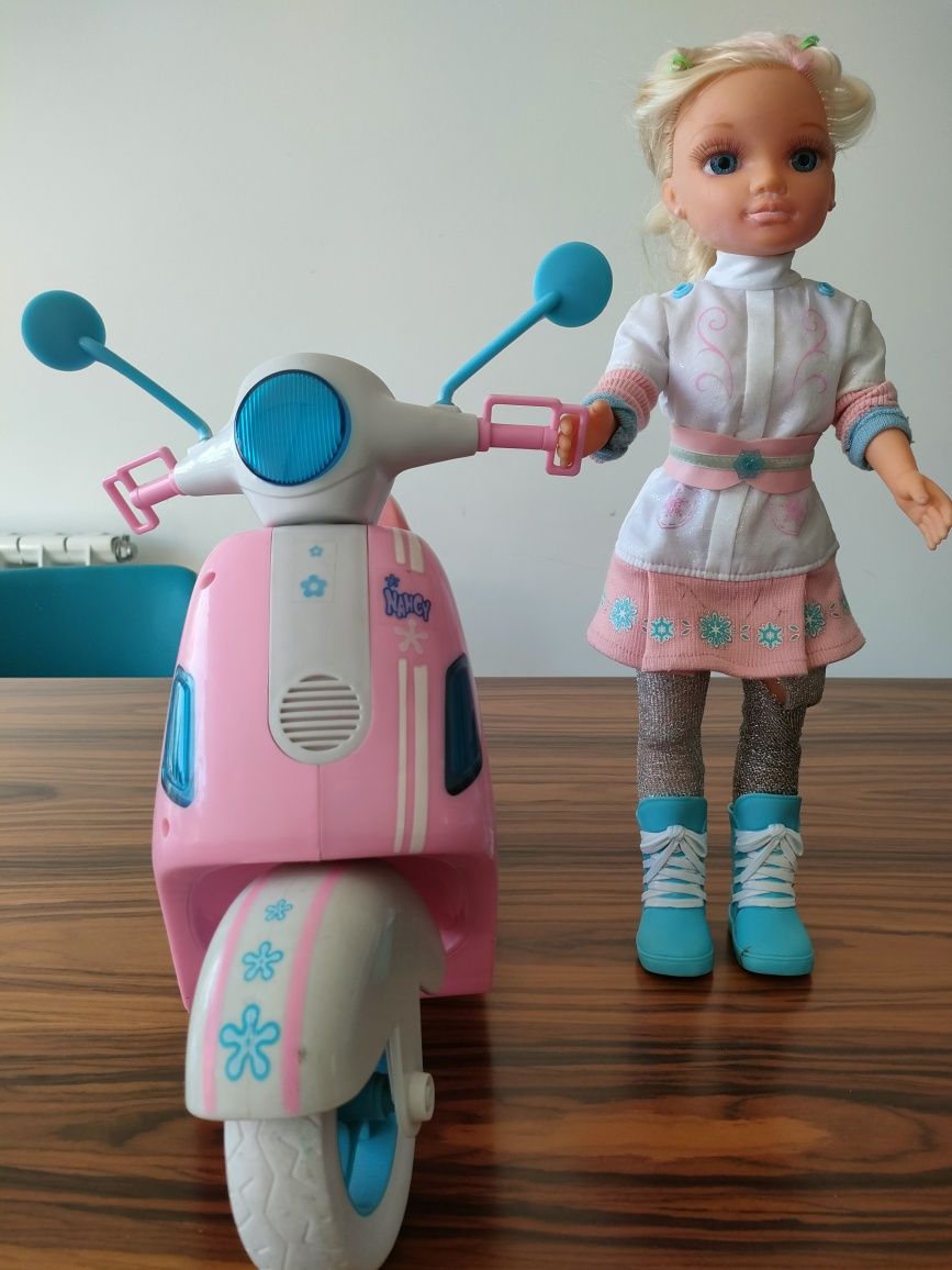 Boneca Nancy + mota scooter Nancy