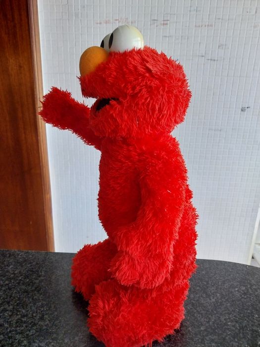 Boneco de peluche a pilhas Elmo