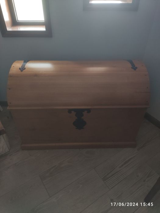 Baú de grandes dimensões em madeira maciça