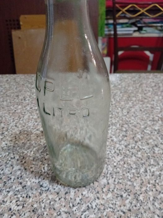 Conjunto de 2 Garrafas Antigas de Leite