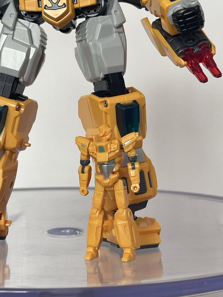 Robot transformer Thunderbolt, Dison
