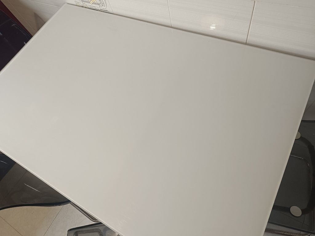 Mesa de vidro com estrutura metálica + 4 cadeiras acrílicas cinzentas