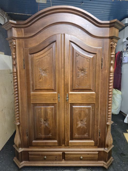 Szafa z litego drewna