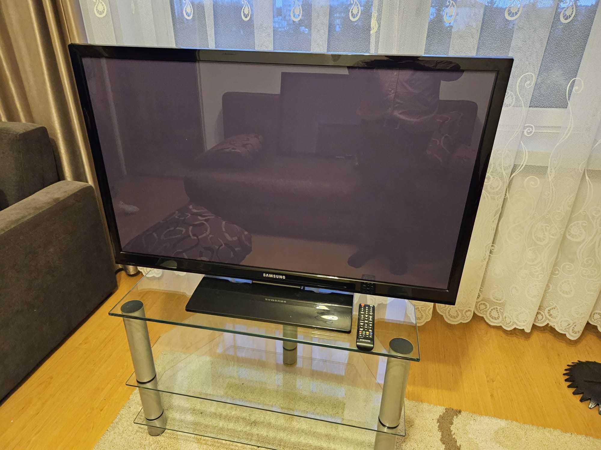 Szklany stolik pod telewizor