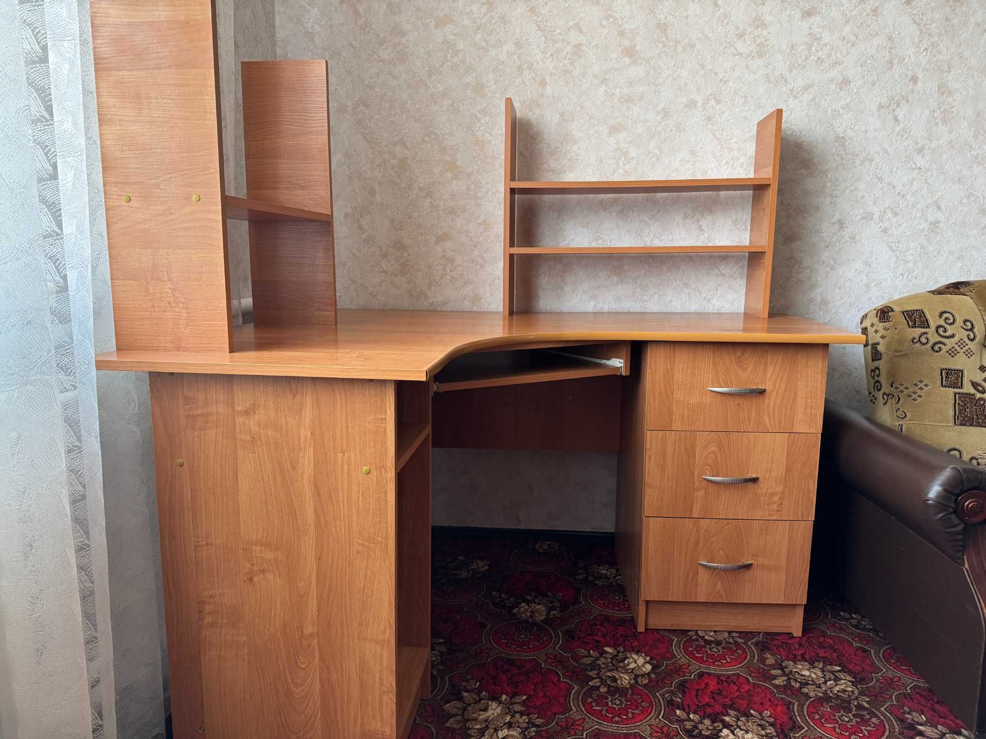 Комп'ютерний стіл