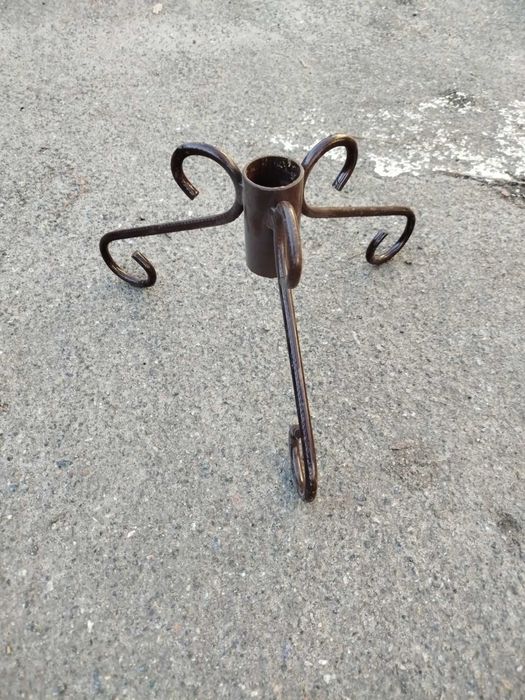 Тринога під ялинку металева