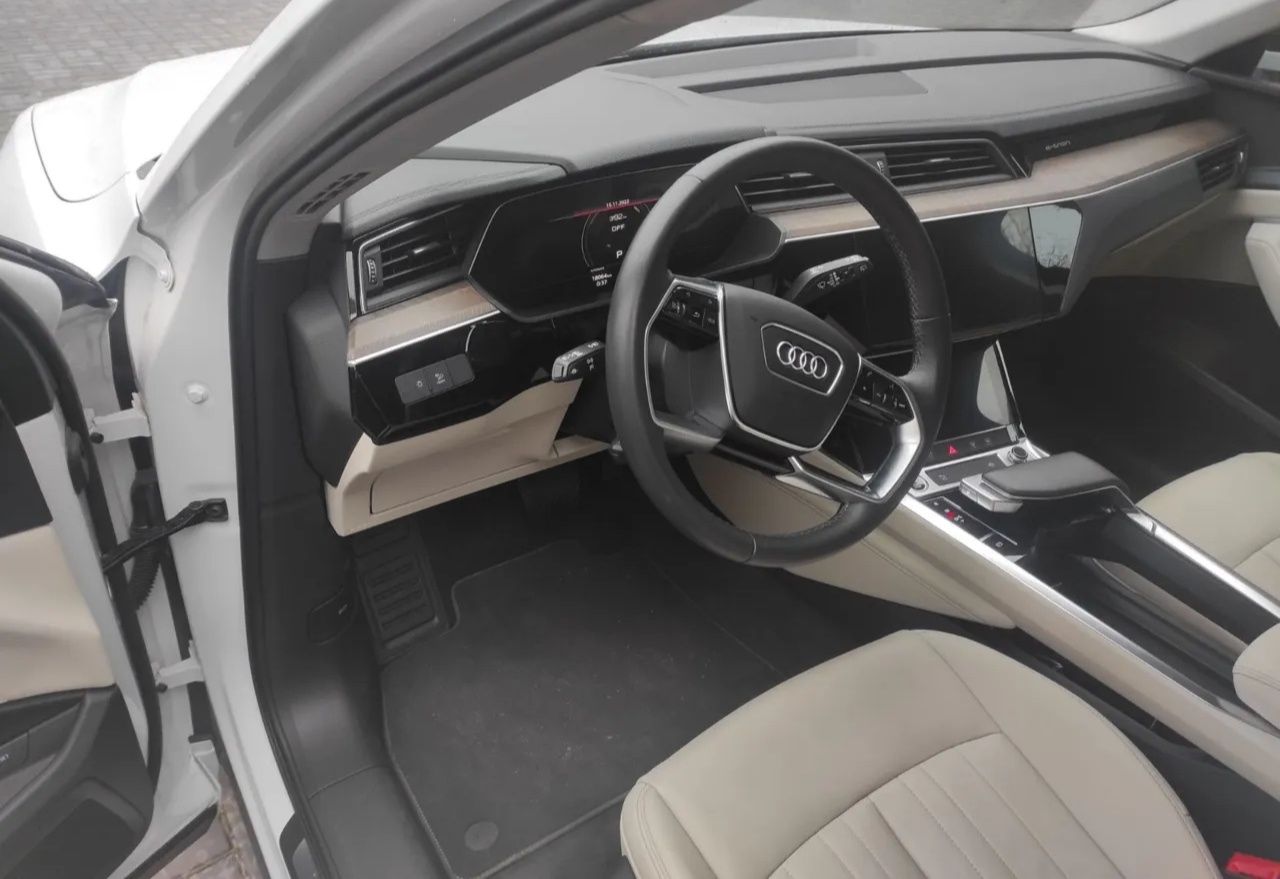 Продам Audi E-Tron 2022г.в. 18000км пробег