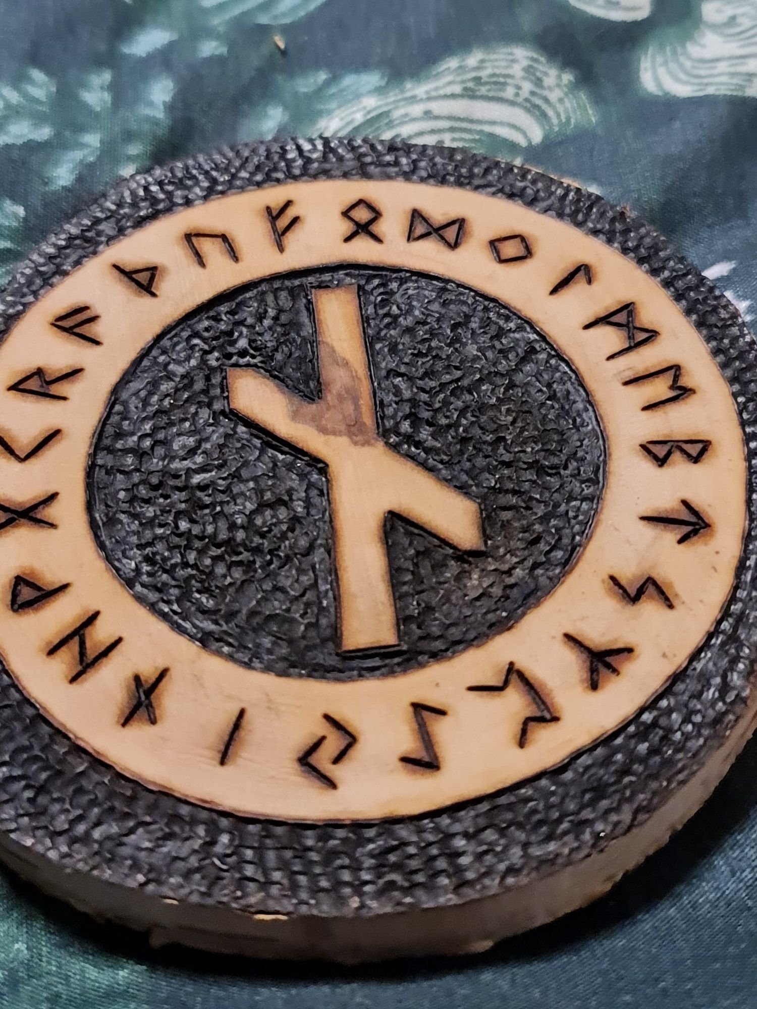 Rękodzieło - pirografia - runa Nauthiz - Futhark