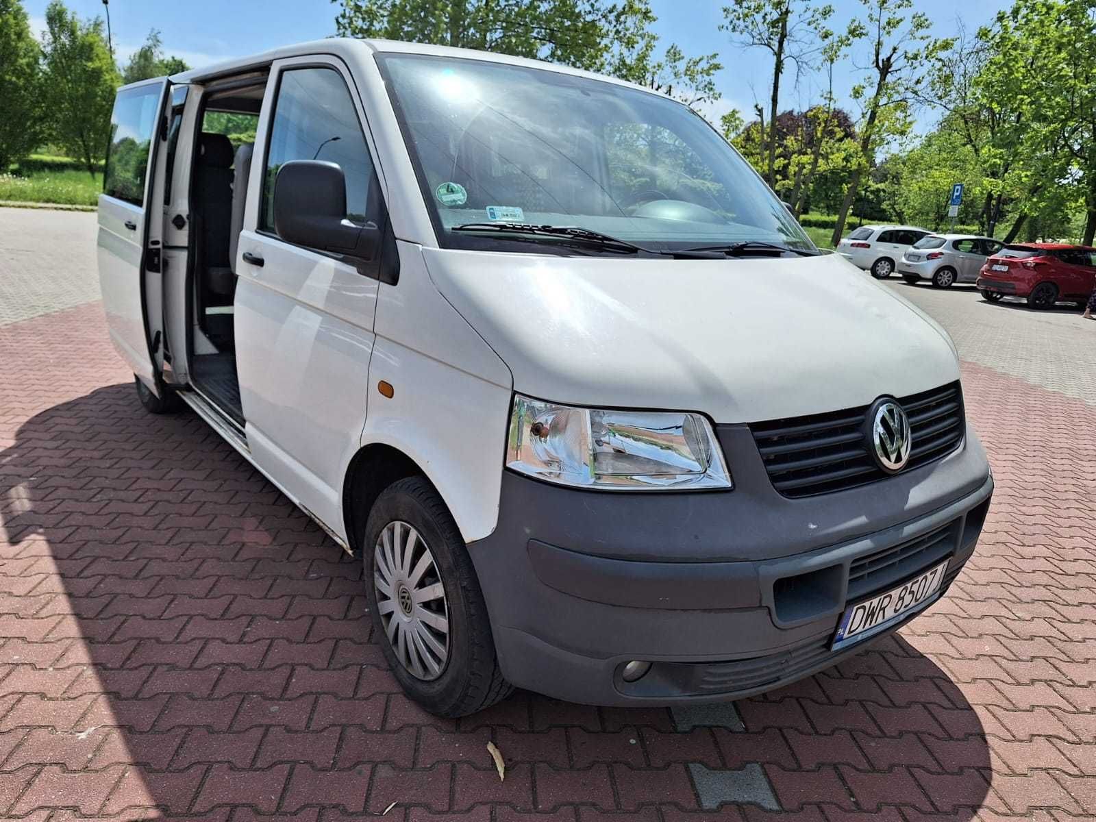 Wynajem Busa Doka VW  T5, 9 os. long, Hak. Do przewozu pracowników