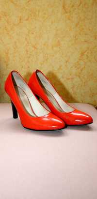 Красные кожаные женские туфли на каблуке 36 размер