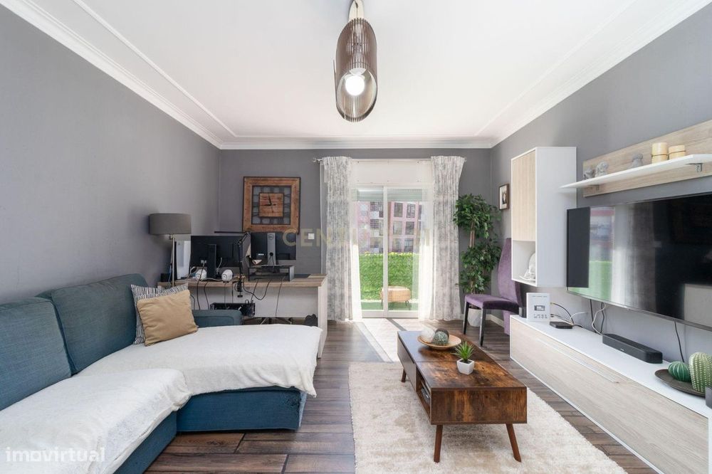 T2 Renovado com Varanda de Charme – Charneca da Caparica