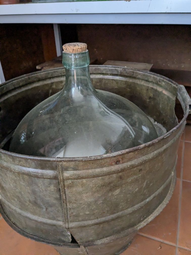 Garrafão em vidro de 60 L com suporte em metal