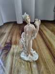 Figurka ceramiczna Dama z ptakiem Queen Isabell Limited Collection