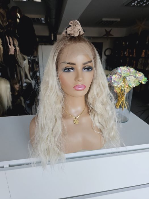 Peruka lace front fale jasny blond z odrostem Fibi naturalna fryzura