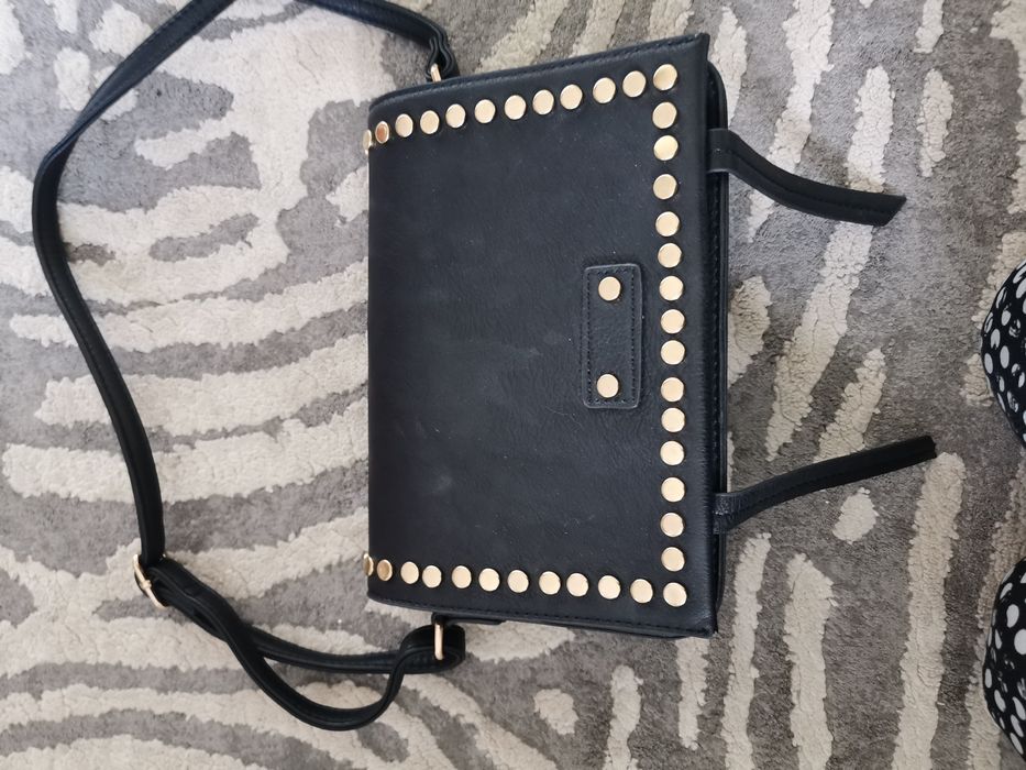 Czarna torebka z złotymi dodatkami