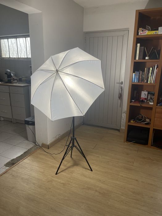 Luz c/ difusor guarda-chuva.