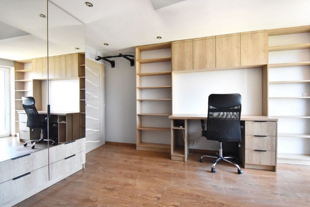 Nowoczesne meble w zabudowie z biurkiem