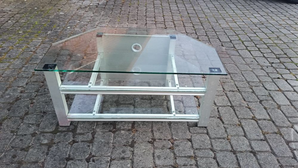 Szklany stolik pod telewizor