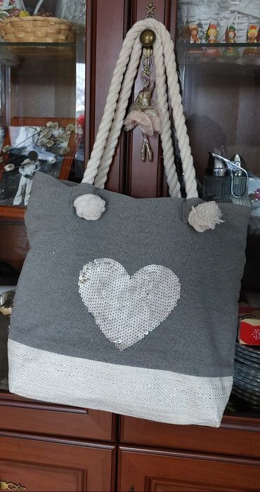 Szara torba na ramię z cekinami