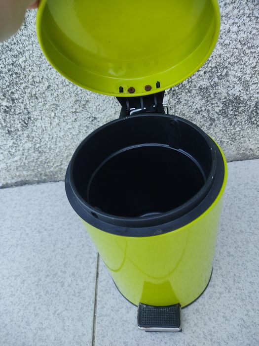 Caixote do lixo verde