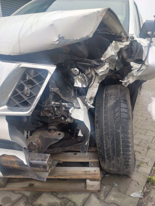 NISSAN NAVARA D40 - 2,4dci niski przebieg - uszkodzony
