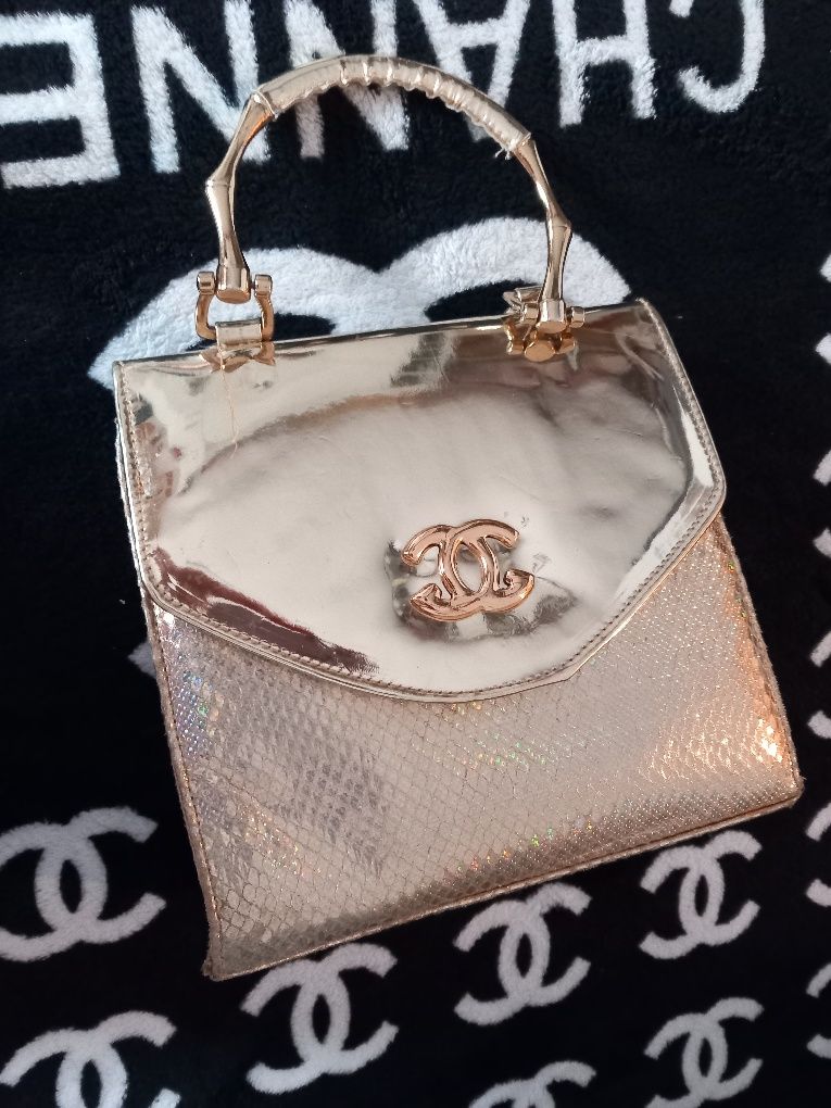 Chanel złota torebka na łańcuszku