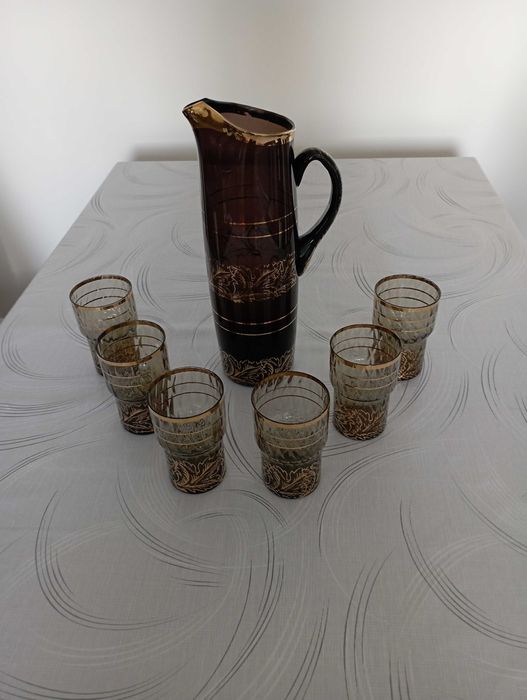 Efektowny, pozłacany zestaw do napojów z sześcioma szklankami.