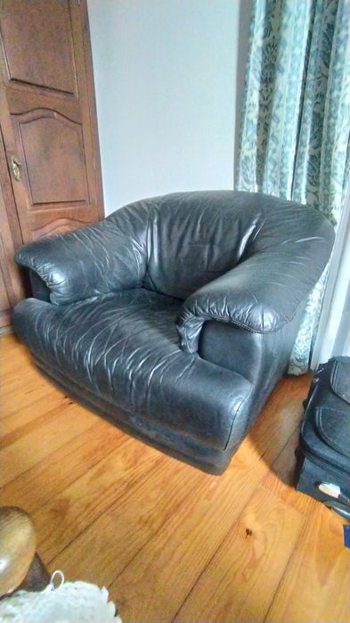 3 sofás em pele usados