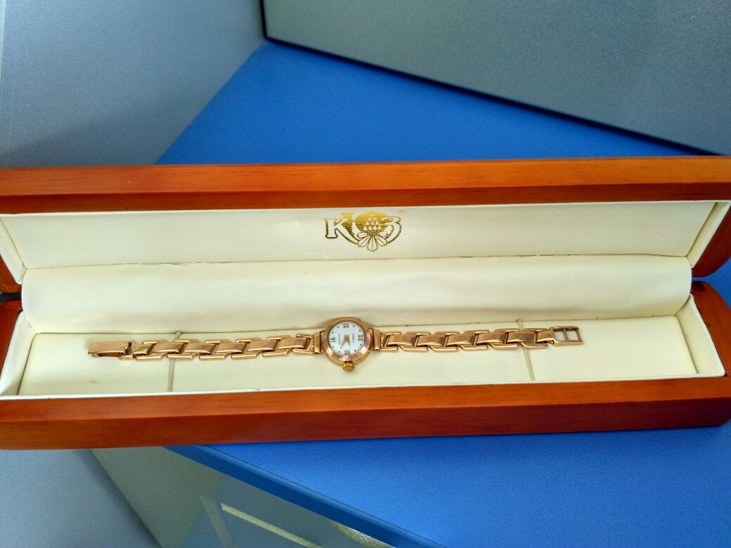 Женские золотые часы и шикарный золотой браслет