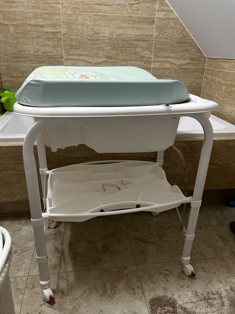 Ванночка и пеленельный столик для малышей