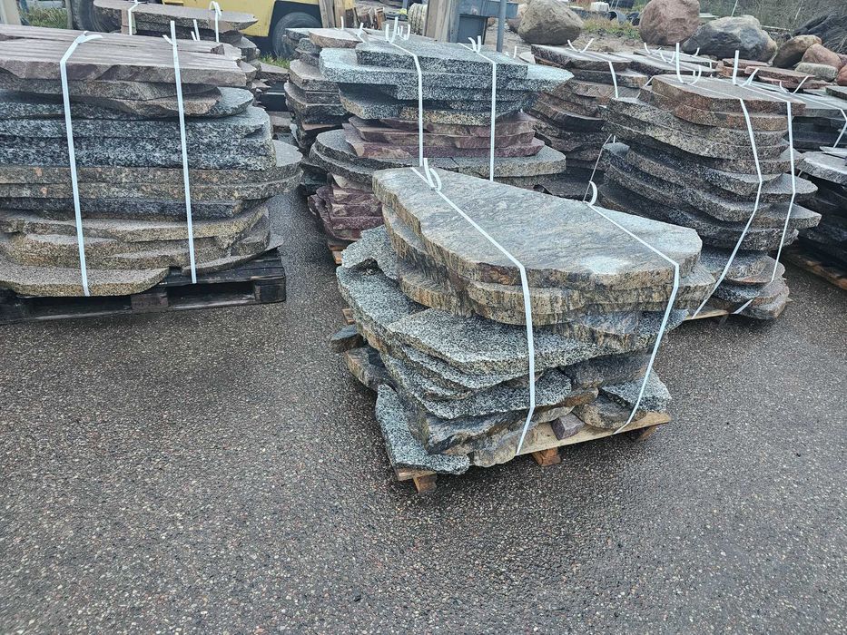 Kamień polny cięty o grubości 6cm.