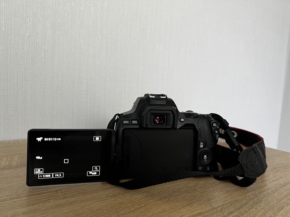 Фотоапарат Canon eos 250 D EF-S 18-25 IS STM(сумка і обєктив в подарун