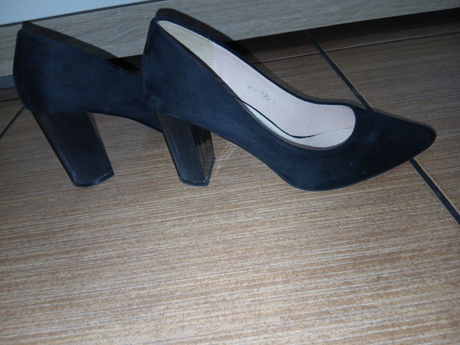 Buty zamszowe na słupku