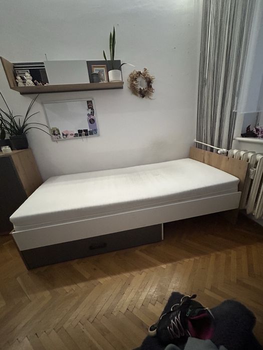 Łóżko z materacem, komoda i szafa w dobrym stanie