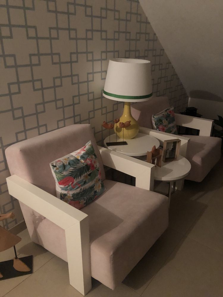Mesa espelhada e puffs, biombo, consola e banqueta