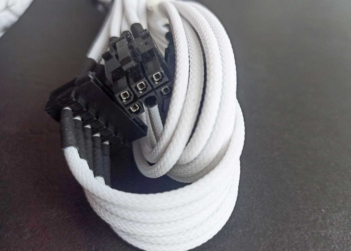 Якісний кабель живлення для дисків 6Pin до 4 SATA від Corsair 850w