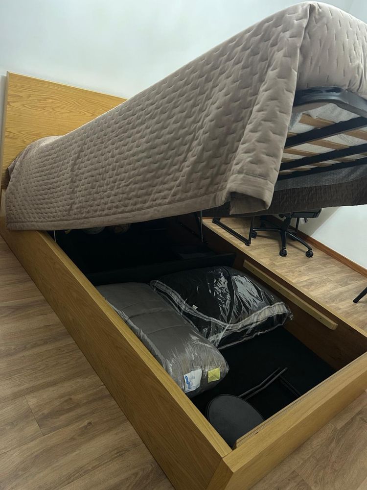 2 camas de solteiro + mesa cabeceira