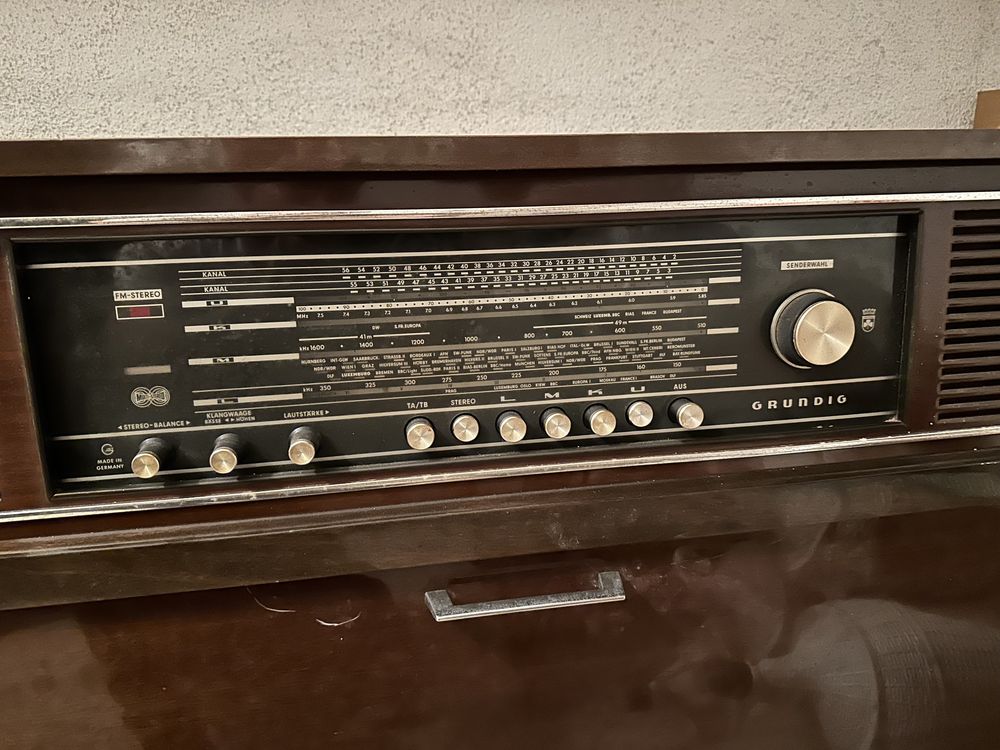 Móvel Grundig Musica