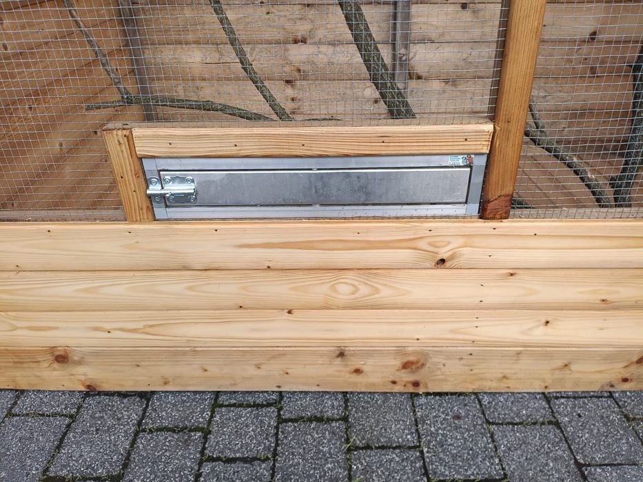 Klatka 2m z karmidłem obrotowym, boazeria, dach papa, solidna, patyki