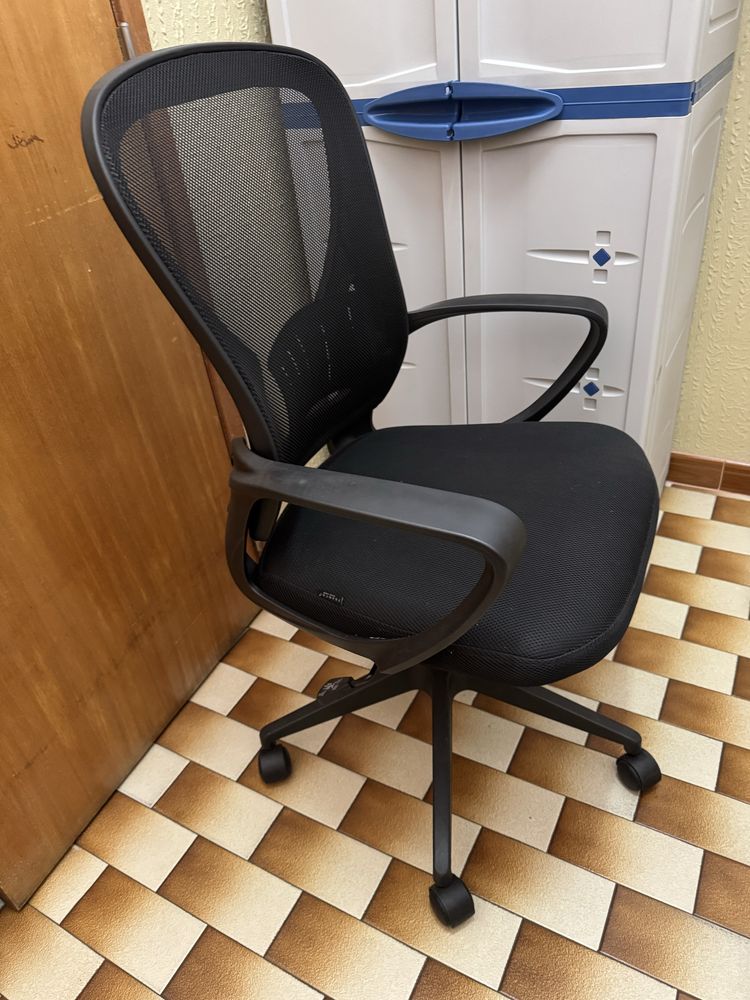 Cadeira de escriório preta com rodas