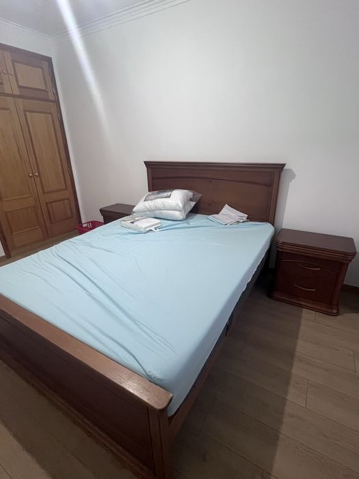 Cama e mesas de cabeceira a combinar - Madeira maciça (usada)