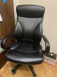 duże czarne krzesło biurowe na kółkach