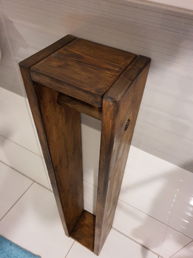 Drewniany stojak na papier toaletowy