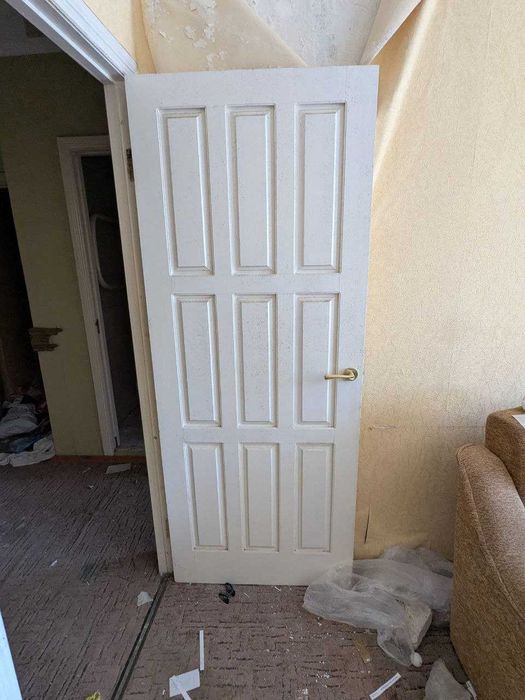 Двери (демонтированы) из разрушенного дома