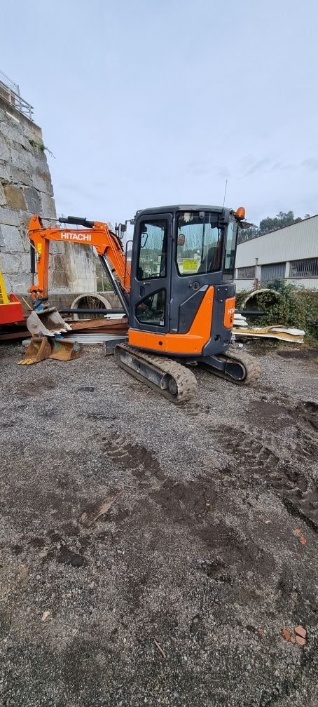 Serviço de mini giratoria com condutor