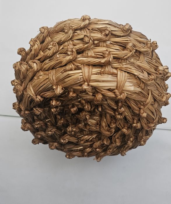 Piękny, ręcznie robiony koszyk ze słomy Wielkanoc