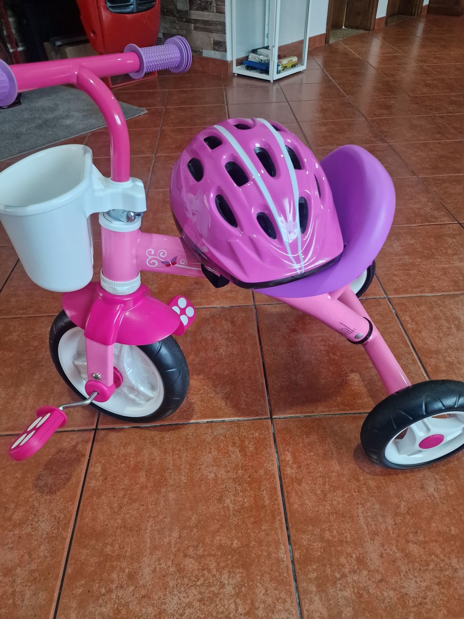 Triciclo Chicco c/capacete de proteção em bom estado